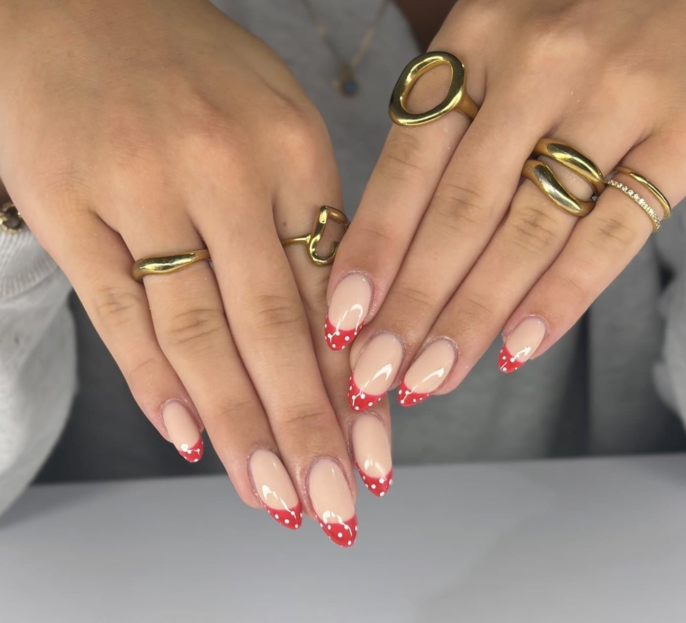 French rouge à pois blancs sur base nude