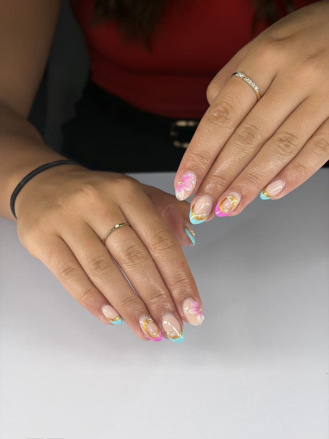 French turquoise et rose avec fleurs et détails dorés
