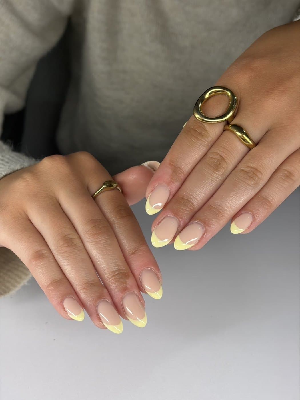 French jaune pastel, ligne nette sur base nude