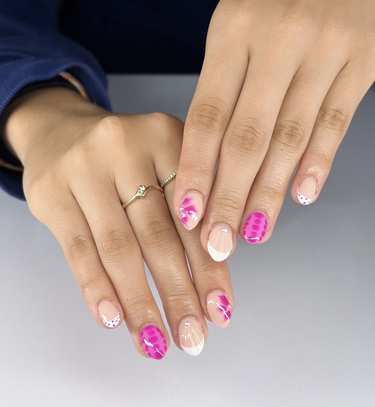 Ongles courts, marbré fuchsia et blanc nacré